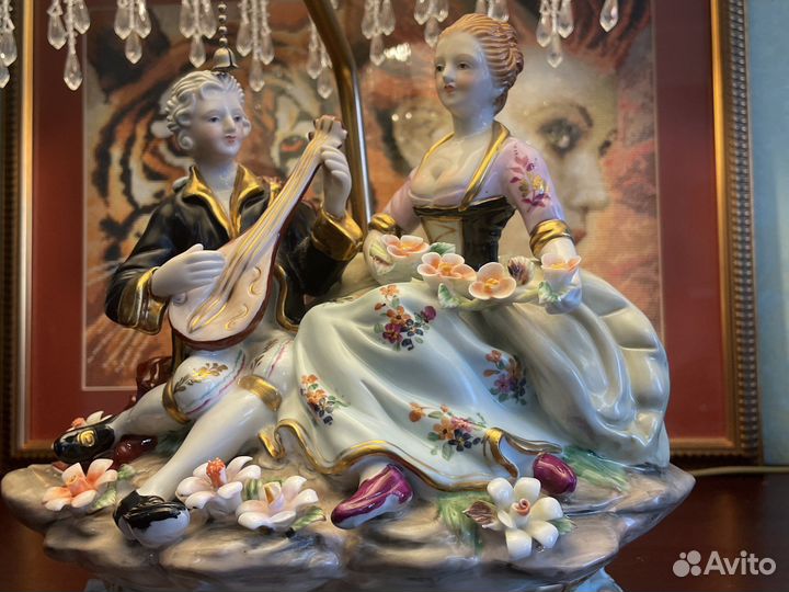 Фарфоровая настольная лампа