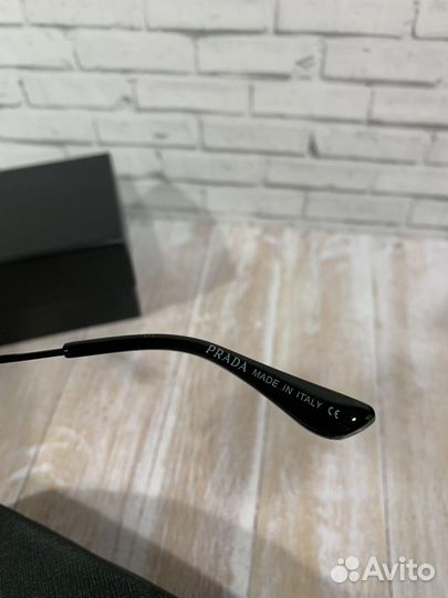 Солнцезащитные очки Prada