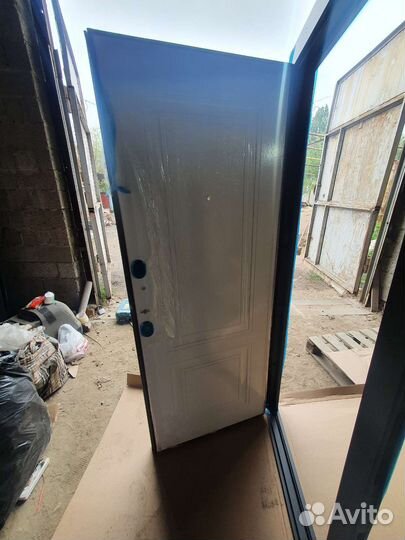 Входная дверь с дефектом