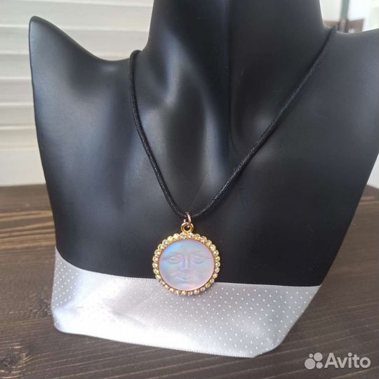 Большая луна Kirks Folly на плетеном шнурке