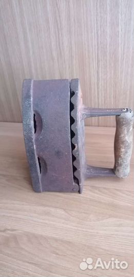 Утюг старинный