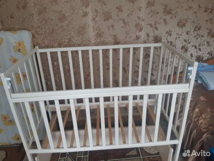 Детская кроватка с маятником