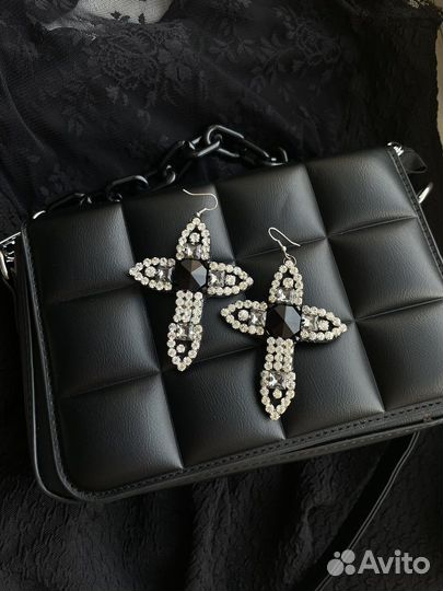 Модные серьги кресты красные и черные