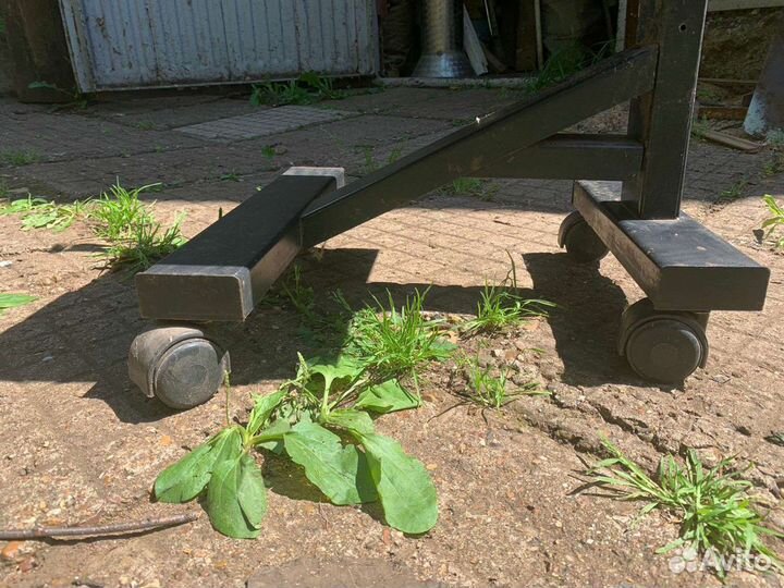 Стойка для техники на колесах