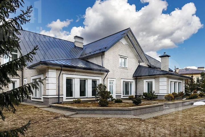 Коттедж 901 м² на участке 24,5 сот.