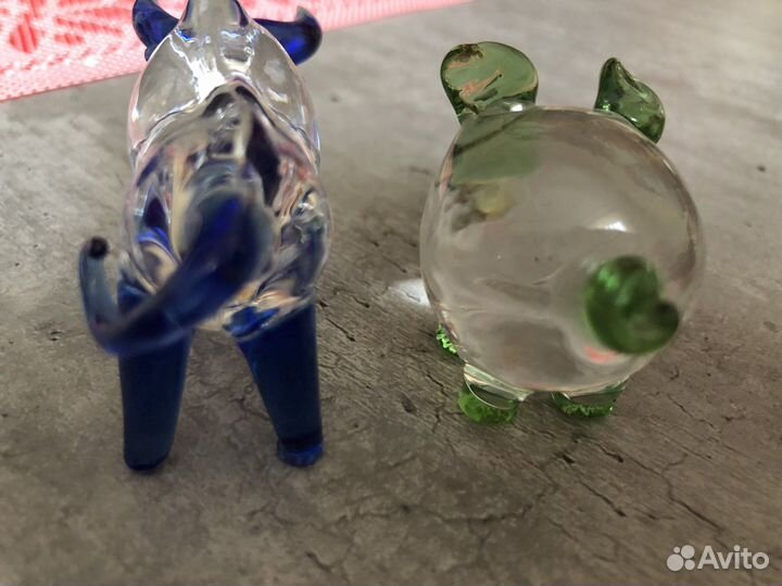 Фигурки из цветного стекла
