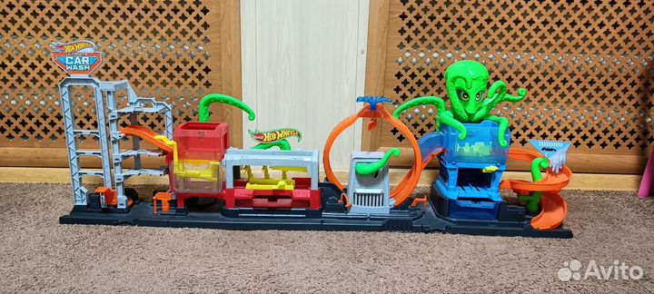 Hot wheels автомойка с осьминогом