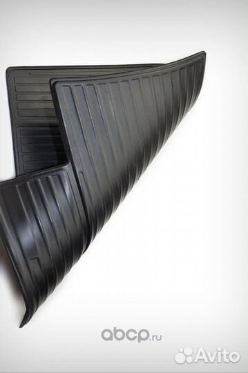 Задний коврик перемычка Toyota Hilux 8 2015-н.в