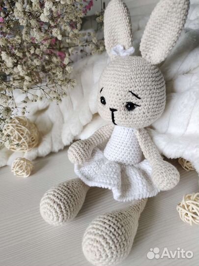 Вязаная игрушка Зайка в платье