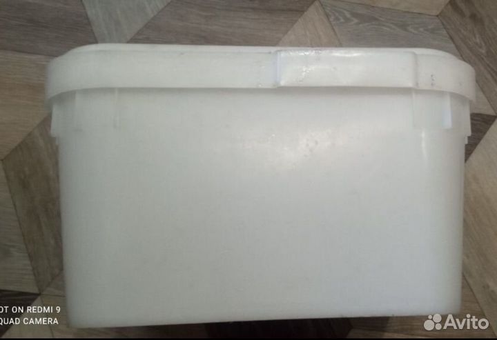 Пластиковый контейнер с крышкой