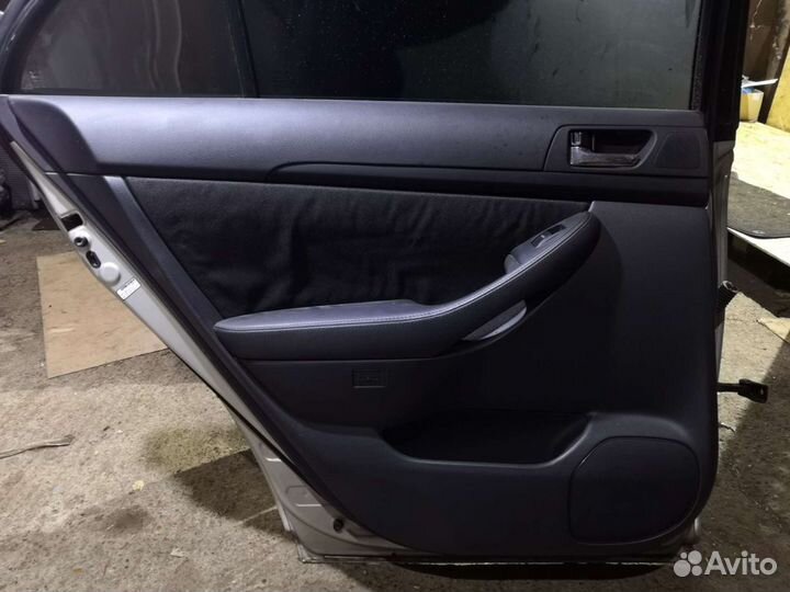 Обшивка двери задняя L/R Toyota Avensis T250