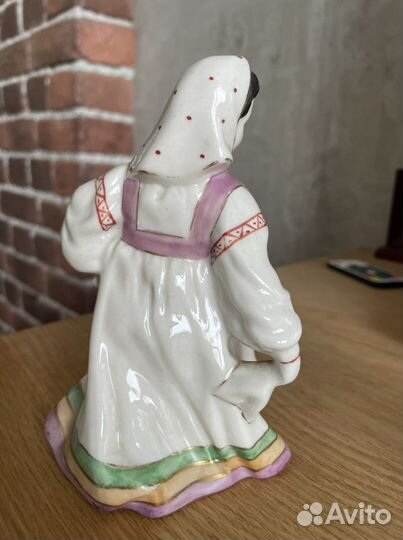 Статуэтка фарфоровая девушка плясунья из композици