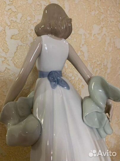 Фарфоровая статуэтка Nao Lladro