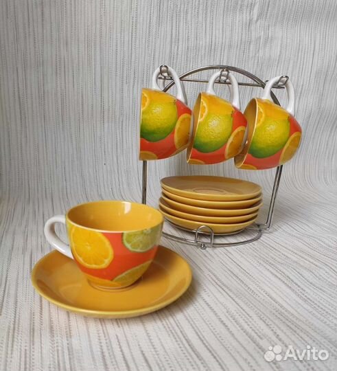 Чашки с блюдцами на подставке