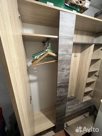 Прихожая со шкафом и зеркалом бу