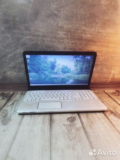 Ноутбук Sony Vaio белый/Radeon HD 6650m/i5