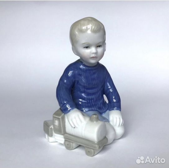 Фарфоровая статуэтка Германия Мальчик с паровозом