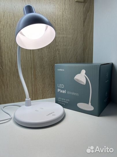 Лампа с беспроводной зарядкой Rombica Pixel