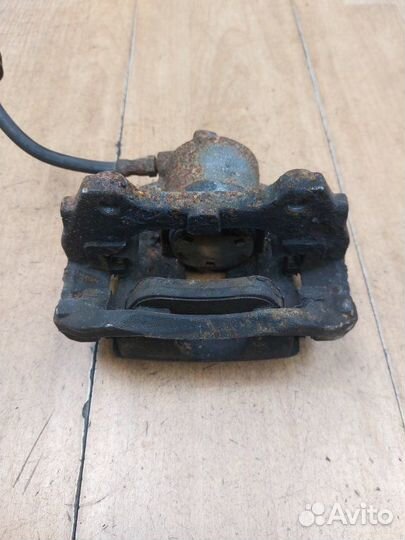 Тормозной суппорт передний левый Opel Corsa D