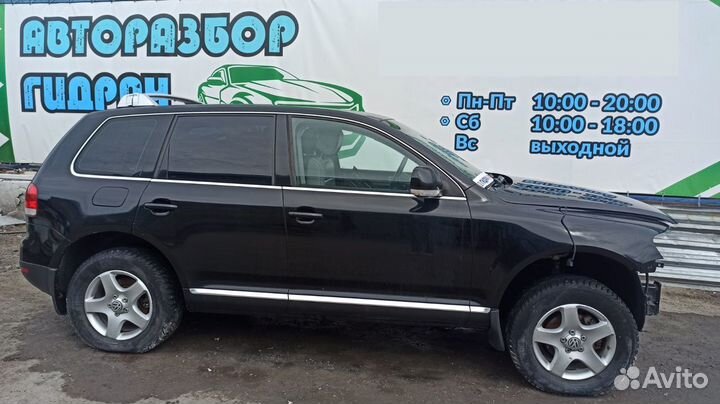 Стекло двери передней левой Volkswagen Touareg 7L0