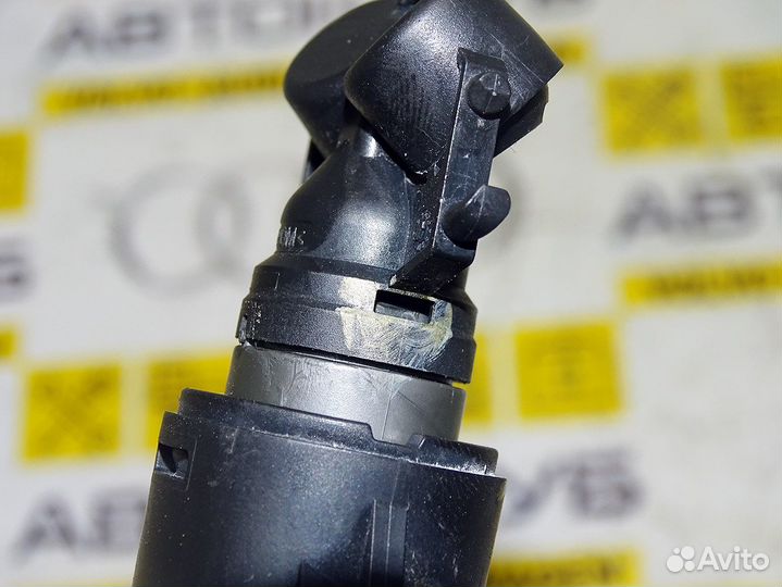 Форсутка омывателя фары левая дефект VW Пассат Б7