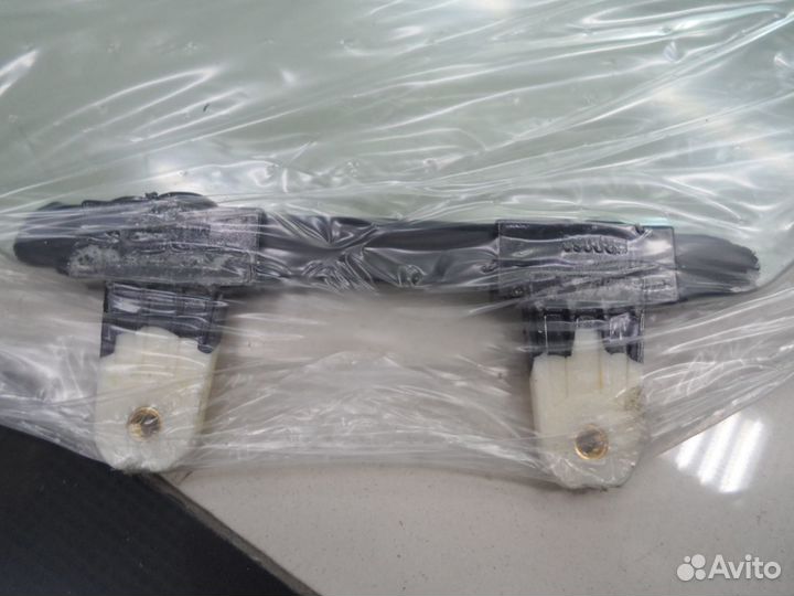 Стекло передней двери левое Suzuki Grand Vitara 3D