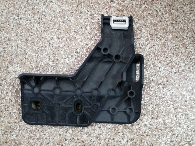 Volkswagen Jetta 6 кронштейн центральной консоли