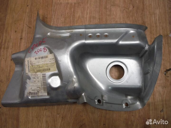 Панель фонаря правого Skoda Superb 2010