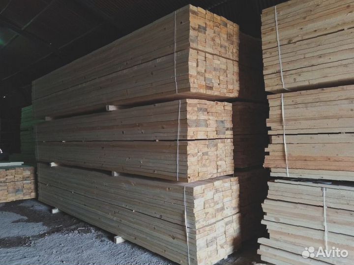 Сосновые доски, природная красота и экологическая чистота