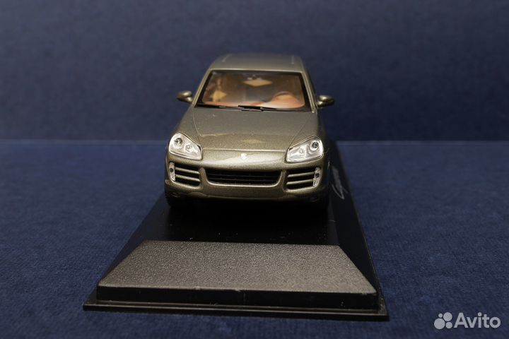 Модель автомобиля Porsche Cayenne 1:43 minichamps
