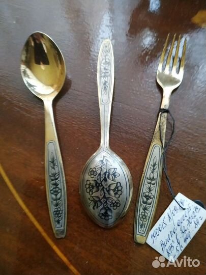 Столовые серебряные приборы