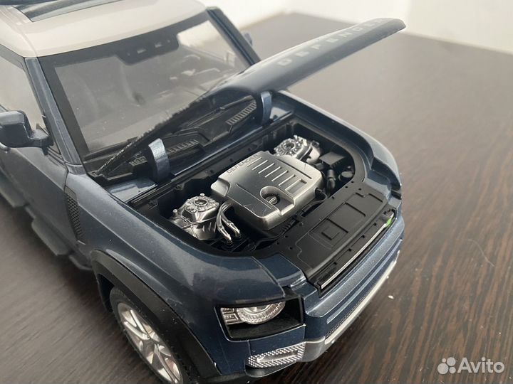 Land Rover Defender 2 1:18