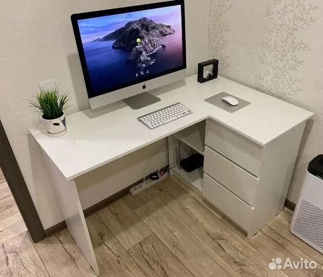 Стол угловой письменный в современном стиле