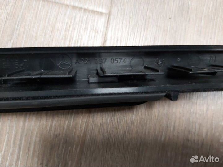 Уплотнитель стекла двери Mercedes S 500 4Matic