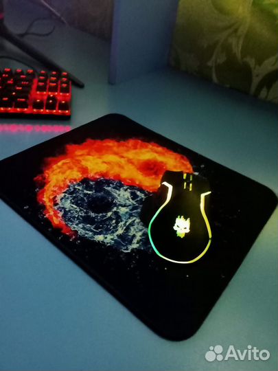 Игровой компьютер с монитором и клавиатурой