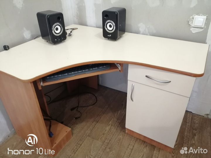 Компьютерный стол