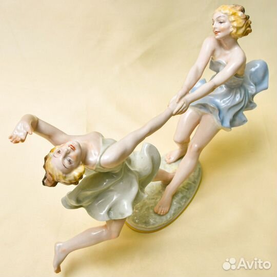 Фарфоровая статуэтка