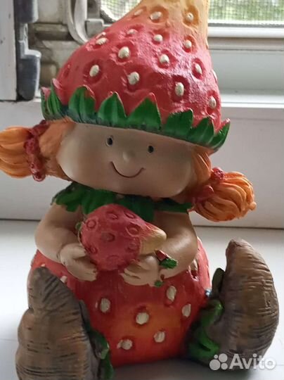 Статуэтка Девочка - клубничка новая