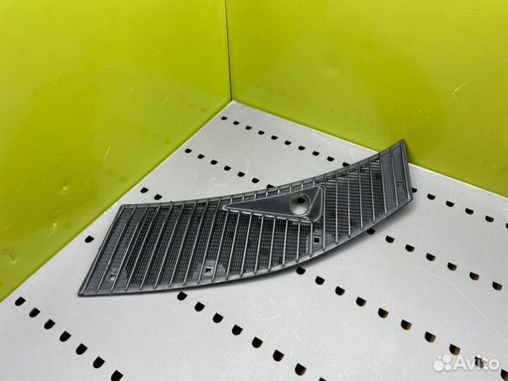 Решетка капота правая Mercedes W123 M102 E20 1983