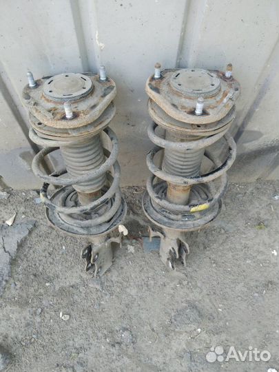 Амортизатор левый Toyota Corolla 150 06-12г