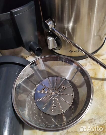 Соковыжималка Vitek, на запчасти, сломана муфта