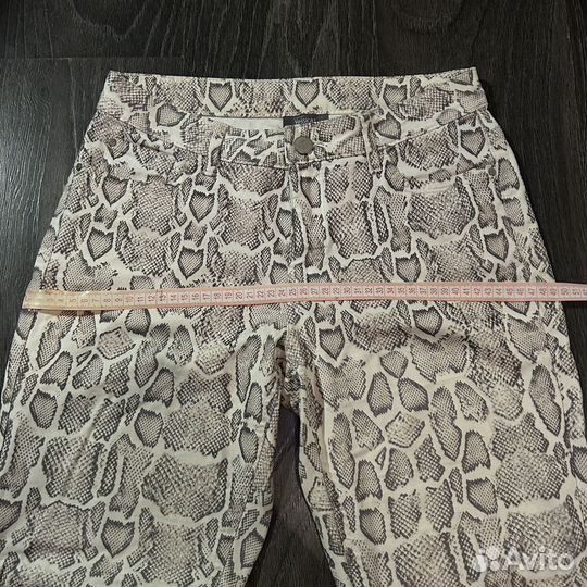 Джинсы змеиный принт