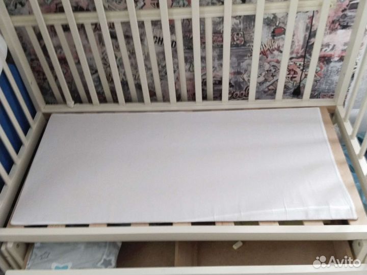 Детская кроватка с маятником и ящиком