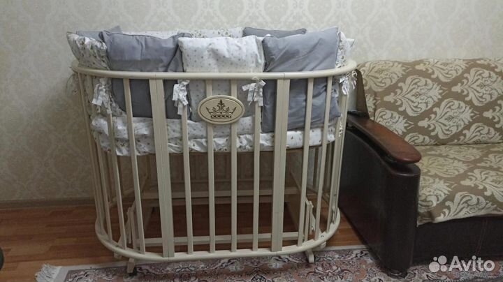 Детская кроватка с маятником