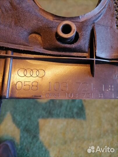 Декоративная крышка двс 058103721 Audi A4 B6 8EC б