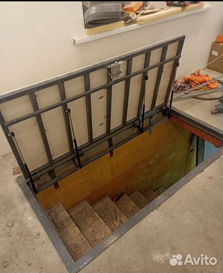 Напольный люк в подвал на амортизаторах 408*508