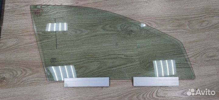 Стекло передней правой двери Volvo S80