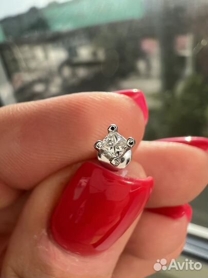 Золотая моно-серьга с природным бриллиантом Принце