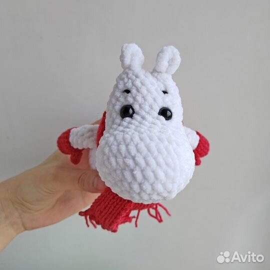 Мягкая игрушка Муми тролль в шарфе и варежках