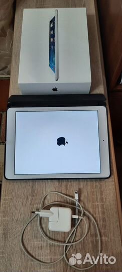 Планшет Apple iPad Air 32 GB в чехле